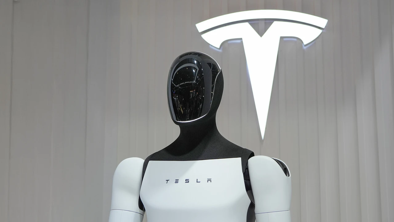 Tesla Analyst Predicts Optimus Robot Launch in 2027
